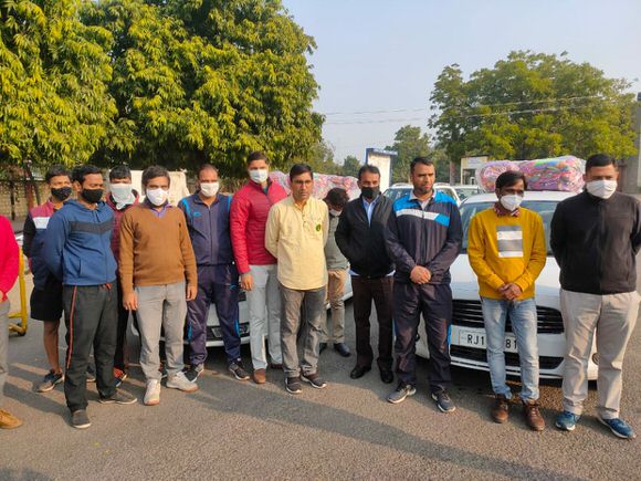 राजस्थान विश्वविद्यालय के शिक्षकों का एक प्रतिनिधिमंडल सामग्री के साथ किसान आंदोलन (Farmer protest) में सम्मिलित होने के लिए रवाना हुआ है।