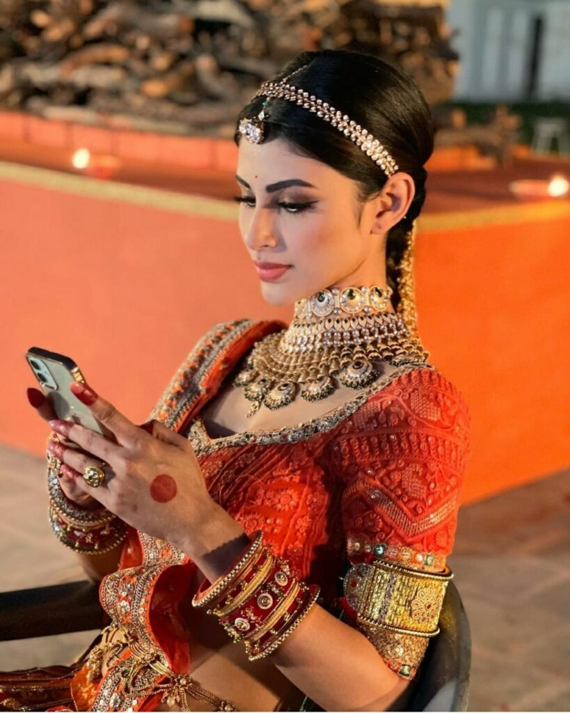 Mouni Roy: मौनी रॉय का नया राजस्थानी लुक, 7 लाख से ज्यादा लोगो ने किया पसंद