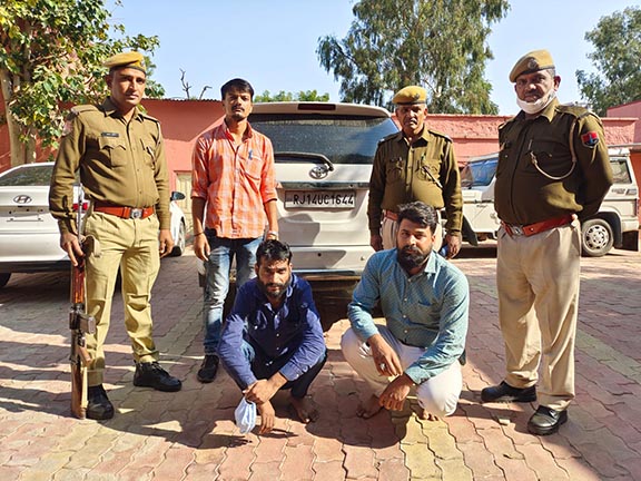 चौमूं थाना पुलिस ने ग्राम पंचायत रामपुरा डाबडी कार्यालय में रात्रि मे ताले तोडकर सोलर बेट्रियां चुराने (Theft) वाले तीन शख्सों को गिरफ्तार किया है। 