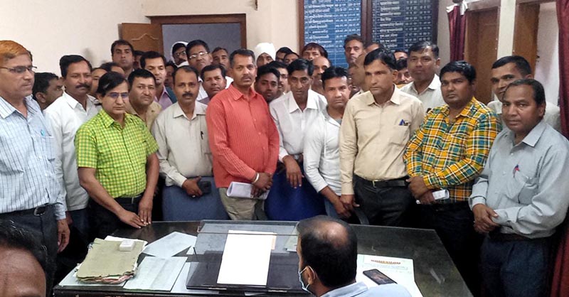 जिले में बीएलओ के रूप में कार्य कर रहे शिक्षकों (Teachers) द्वारा शिक्षक संघ सियाराम व शिक्षक महासंघ, शिक्षक संघ अम्बेडकर के बैनर तले चौमूं उपखण्ड अधिकारी को ज्ञापन दिया गया।