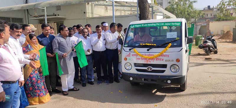 पीएचईडी मंत्री डॉ. महेश जोशी, महापौर मुनेश गुर्जर, उप महापौर मोहम्मद असलम फारुकी ने हवामहल जोन के वार्डों में घर-घर कचरा कलेक्शन के लिए 30 नए हूपरों (Hoppers) को हरी झंडी दिखाकर रवाना किया गया।