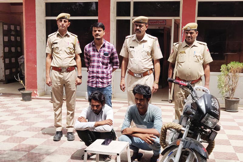 चौमूं थाना पुलिस ने राह चलती महिला के मोबाईल (Mobile Snatcher) छीनने वाले 2 शातिर बदमाशों को गिरफ्तार किया है।