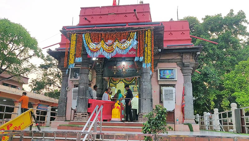 मध्य प्रदेश के उज्जैन में स्थित शिप्रा नदी के रामघाट के नजदीक भैरव पर्वत पर स्थित है प्राचीन श्री हरसिद्धि माता शक्तिपीठ मंदिर (Harsiddhi Mata Temple)। 