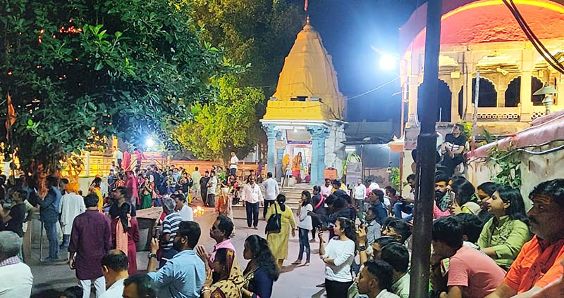 मध्य प्रदेश के उज्जैन में स्थित शिप्रा नदी के रामघाट के नजदीक भैरव पर्वत पर स्थित है प्राचीन श्री हरसिद्धि माता शक्तिपीठ मंदिर (Harsiddhi Mata Temple)। 