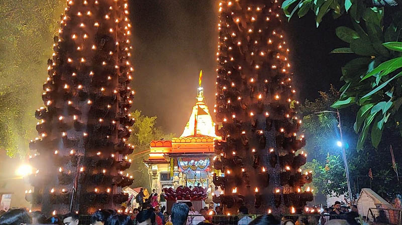 मध्य प्रदेश के उज्जैन में स्थित शिप्रा नदी के रामघाट के नजदीक भैरव पर्वत पर स्थित है प्राचीन श्री हरसिद्धि माता शक्तिपीठ मंदिर (Harsiddhi Mata Temple)। 