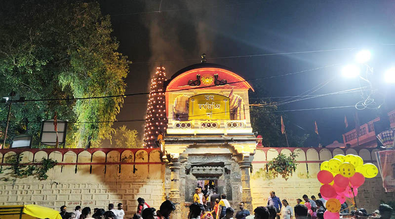 मध्य प्रदेश के उज्जैन में स्थित शिप्रा नदी के रामघाट के नजदीक भैरव पर्वत पर स्थित है प्राचीन श्री हरसिद्धि माता शक्तिपीठ मंदिर (Harsiddhi Mata Temple)। 