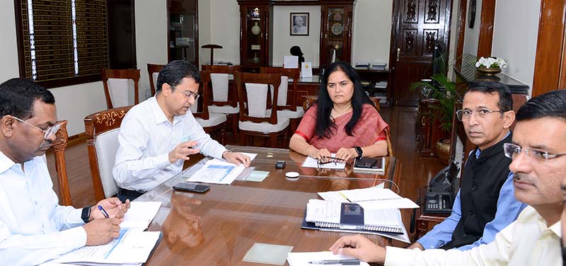 प्रदेश के अधिकारियों और कर्मचारियों द्वारा प्रदेश की नीतियों एवं कल्याणकारी योजनाओं को लागू करने में किए गए नवाचारों एवं अर्जित उपलब्धियों के प्रोत्साहन के लिए मुख्यमंत्री सार्वजनिक सेवा उत्कृष्टता पुरस्कार (C M EXCELS) अवार्ड लांच किया। 