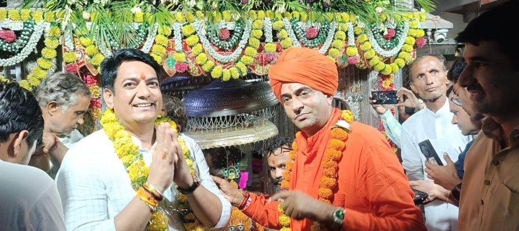 लोक आस्था के प्रतीक बाबा रामदेव जी (Baba Ramdev Ji) के 641वें वार्षिक मेले के अवसर पर राजस्थान सरकार के सामाजिक न्याय एवं अधिकारिता मंत्री अविनाश गहलोत ने रामदेवरा पहुंचकर बाबा रामदेव जी की समाधि के दर्शन किए।