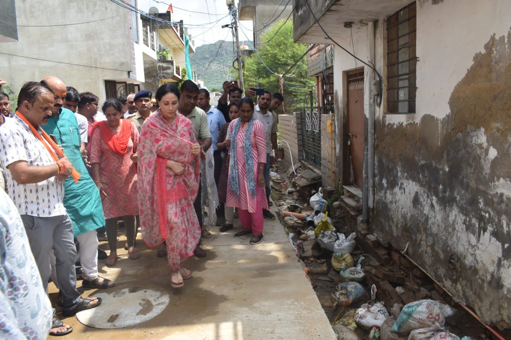 अजमेर के बोराज तालाब  की पाल टूटने से जलभराव (waterlogging)  के बाद अजमेर जिले की प्रभारी मंत्री एवं उपमुख्यमंत्री दिया कुमारी सोमवार को स्वयं पीड़ितों के बीच पहुंची।